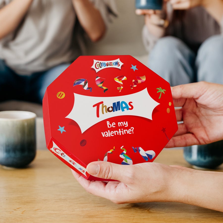 Caixa de comemorações com nome Caixa de bombons Celebrations personalizada com nome Thomas e mensagem