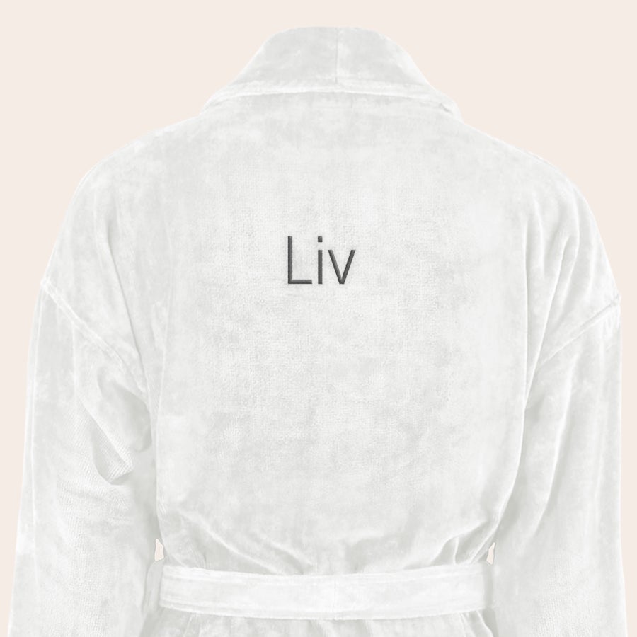 Badekåpe for kvinner med navn Hvit, myk badekåpe med "Liv" brodert i sort skrift på ryggen. En personlig gave.