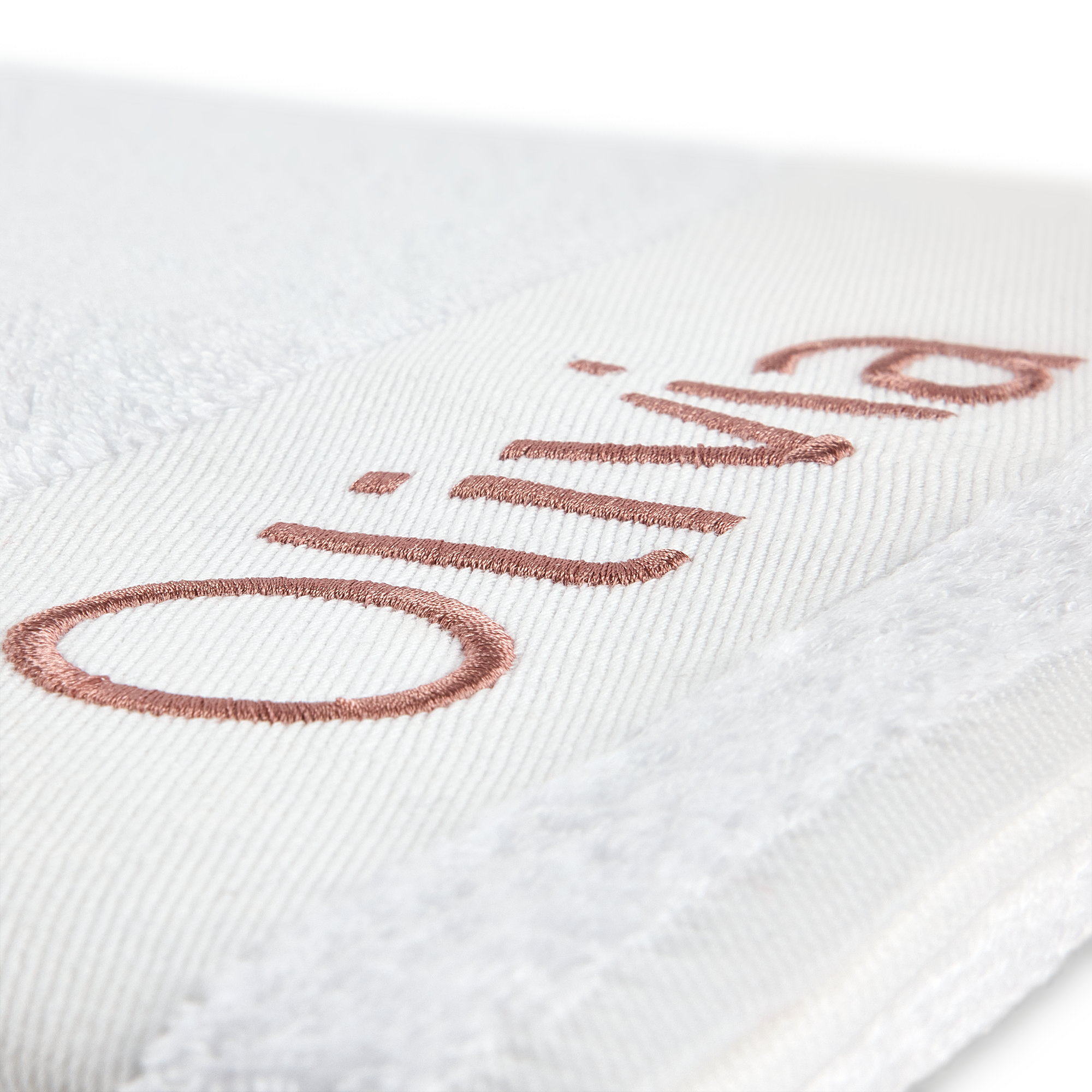 Personalisiertes weißes Badetuch mit gesticktem Namen Olivia in Roségold. Schaffen Sie etwas Besonderes mit diesem Text.