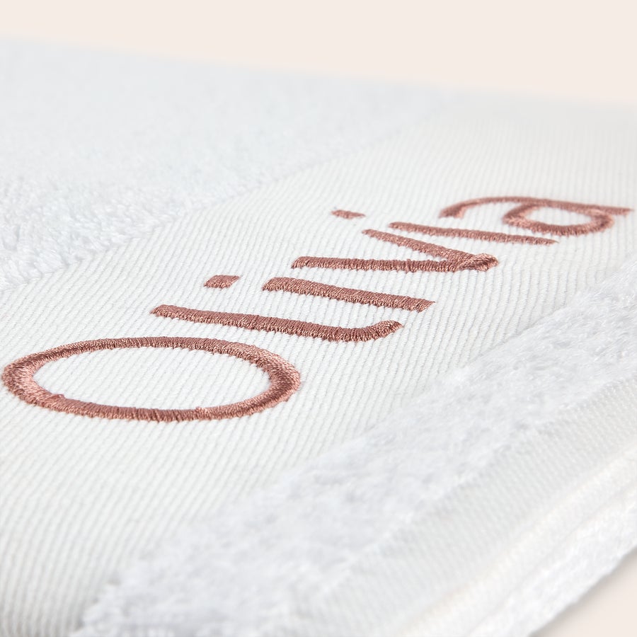 Osuška s textem Personalizovaná bílá osuška s vyšívaným jménem Olivia v růžové barvě