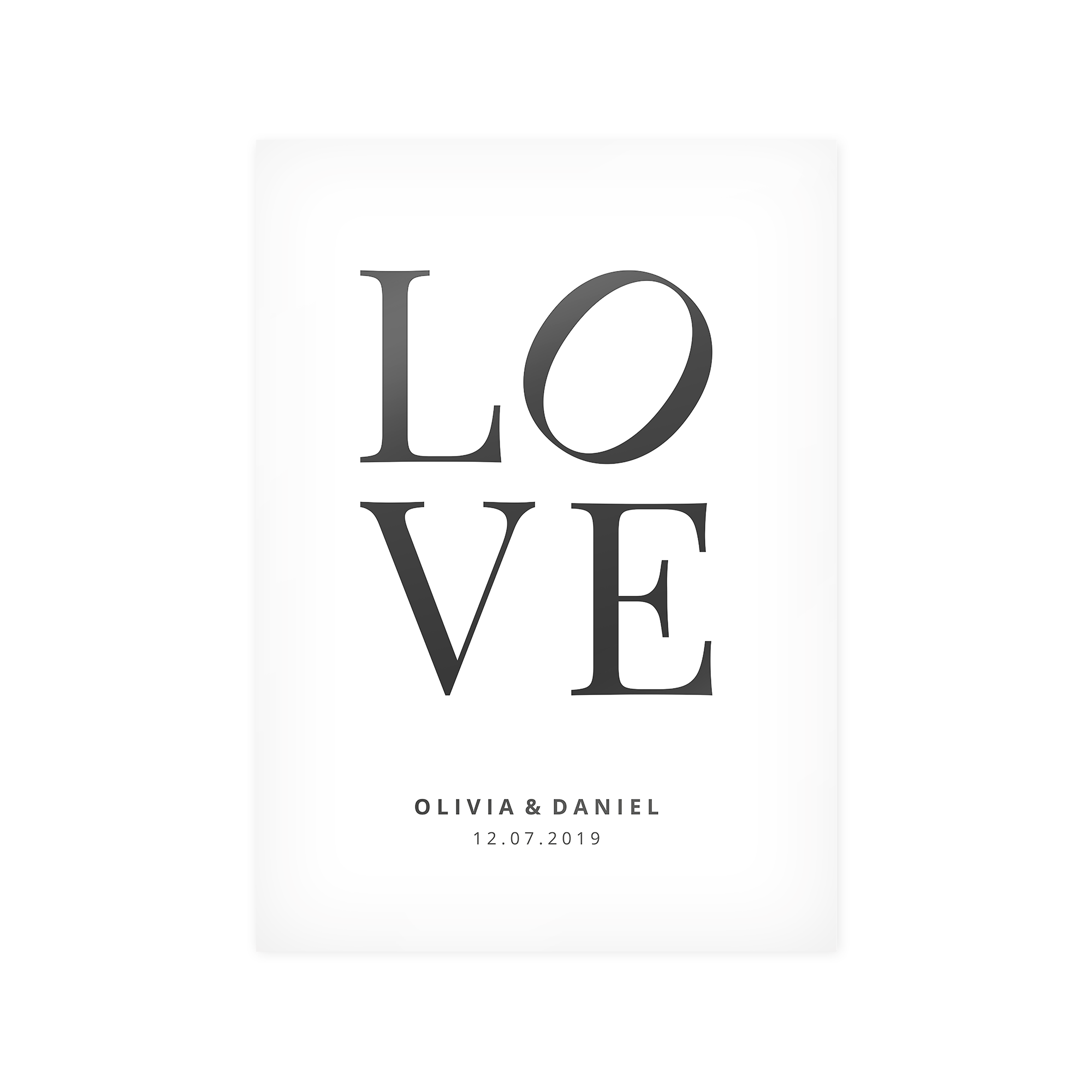 Ikuista suosikkihetkesi tähän upeaan valokuvajulisteeseen painatettu musta teksti LOVE sekä nimet Olivia ja Daniel päivämäärällä 12.07.2019