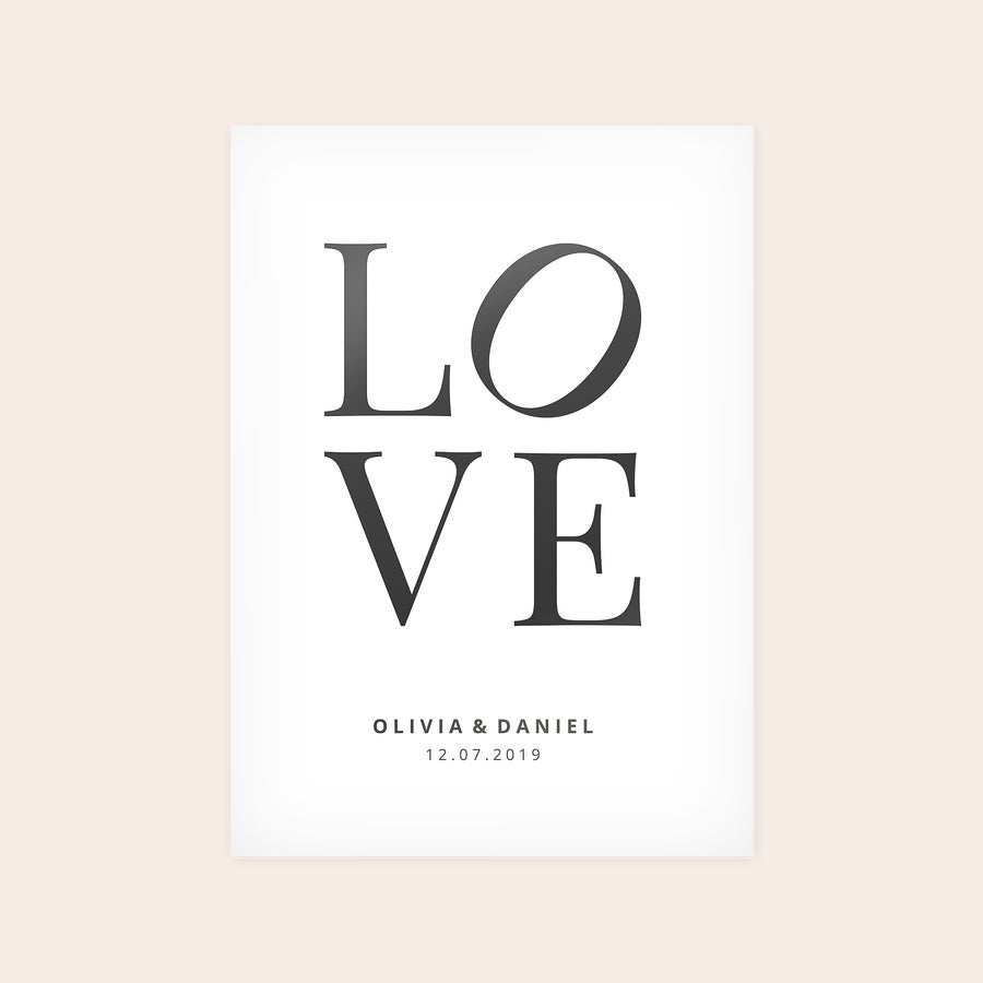 Poster Poster personalizzato con la scritta "LOVE" in nero e i nomi "OLIVIA & DANIEL" con la data "12.07.2019"