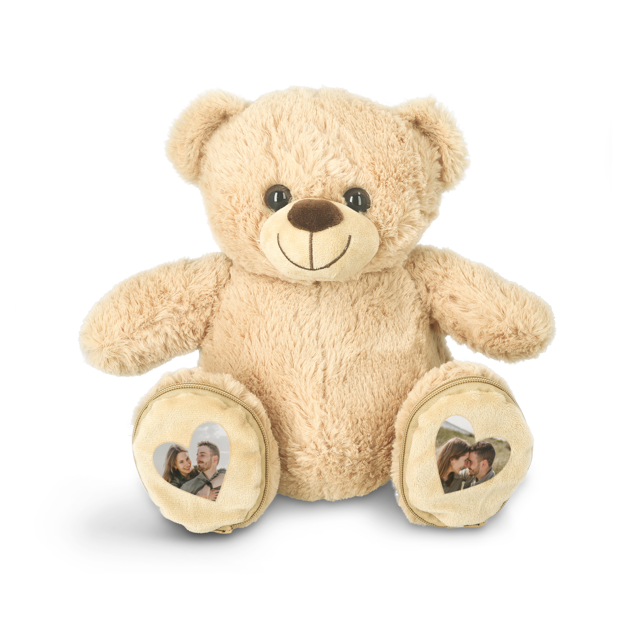 Ursuleț de pluș personalizat, crem, cu fotografii imprimate cuplu în formă de inimă pe buzunarele picioarelor.