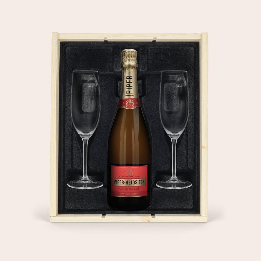 Piper Heidsieck Brut pezsgő ajándékkészlet pohárral Piper Brut pezsgő szett két pezsgőspohárral, egyedi gravírozott fadobozban az ünnepi pirítós készítéséhez