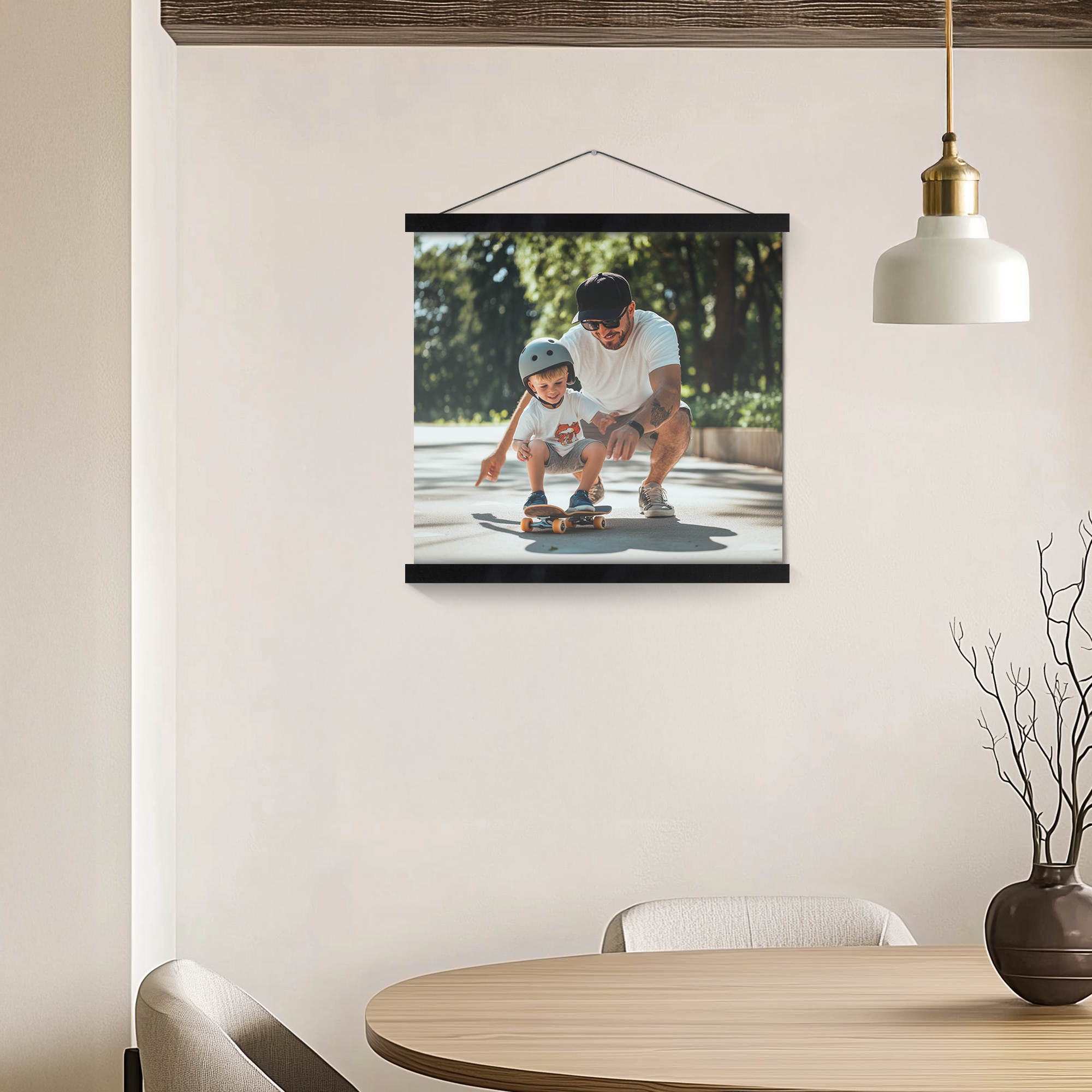 Personalizovaný fotoplakát s magnetickým držákem, na němž je tatínek s chlapcem na skateboardu.