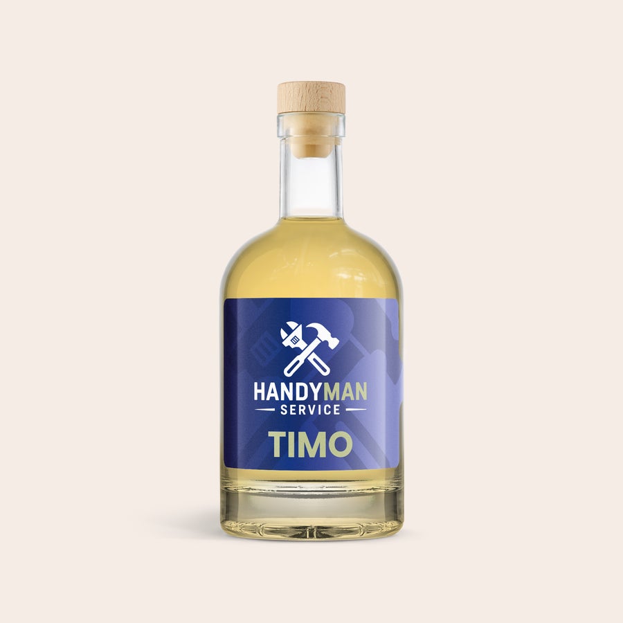 Whisky personnalisé - YourSurprise Bouteille de whisky personnalisée avec une étiquette bleue imprimée "Handyman Service" et le nom Timo