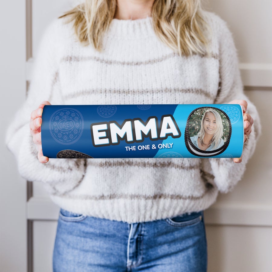 Mega Oreo Gave med navn og billede En personlig Mega Oreo Gaverulle med navnet EMMA og et foto af en kvinde, der overraker småkager.