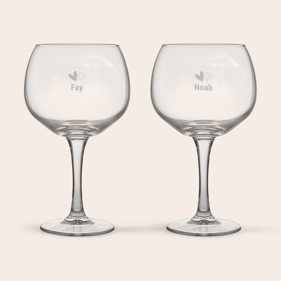 Gin och tonicglas Gin-och-tonic-glas med graverade namn "Fay" och "Noah" med hjärtan, personliga gin-och-tonic-glas.