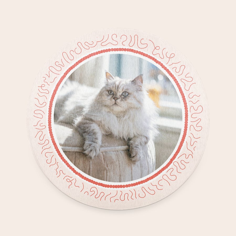 Személyre szabott szőnyeg - ø 152 cm Kör alakú személyre szabott szőnyeg fotónyomtatással, macska mintával és díszes kerettel, padlódekorációvá alakítva