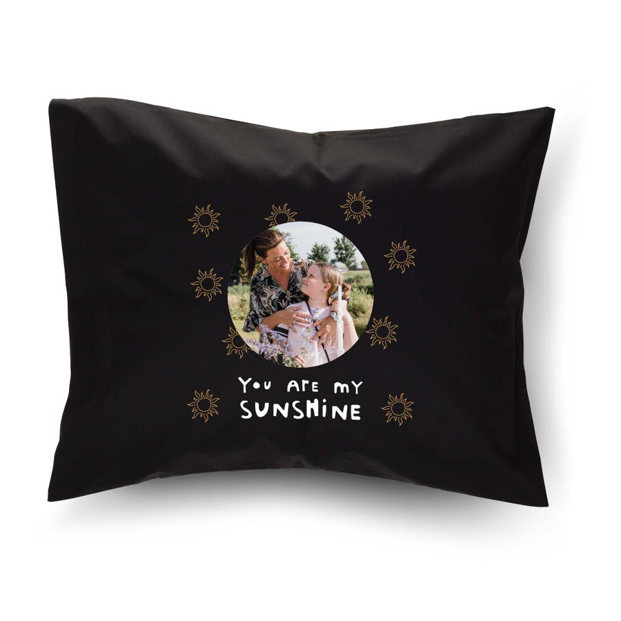 Schwarzer personalisierter Kissenbezug, bedruckt mit einem Foto von Mutter und Kind und dem Text "You are my sunshine", umrahmt von Sonne-Symbolen. Überrasche deine Liebsten mit einem super weichen Kissen mit Foto!