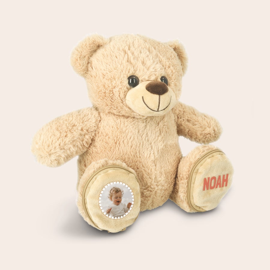 Személyre szabott mackó Személyre szabott mackó lábzsebekkel, egyik lábán baba fotóval, másikon nyomtatott Noah névvel