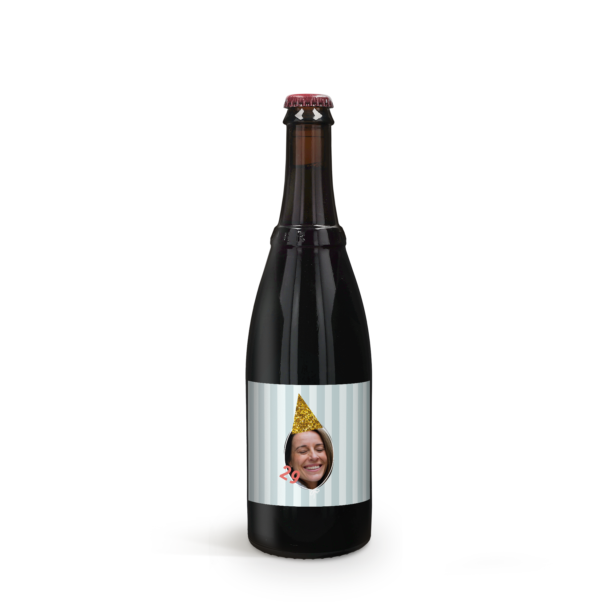 Sticlă de bere Westmalle Dubbel cu etichetă personalizată imprimată cu poza unei femei zâmbitoare și vârsta 29.