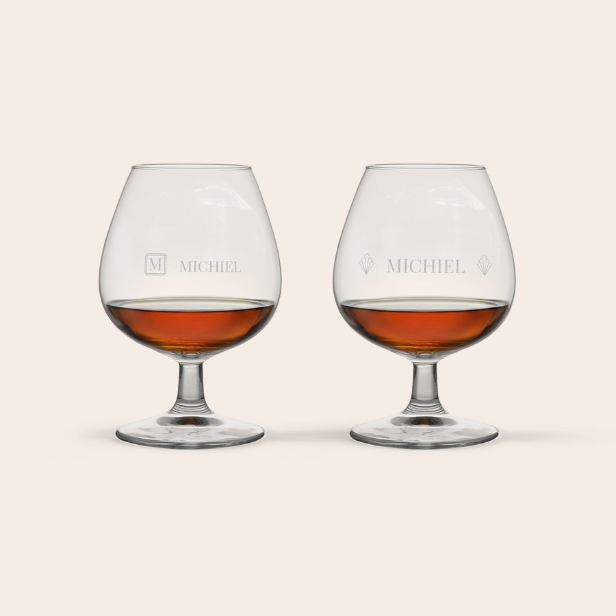 Cognac glas graveren Stijlvol cognacglas graveren (2 stuks) met gepersonaliseerde naam en logo.