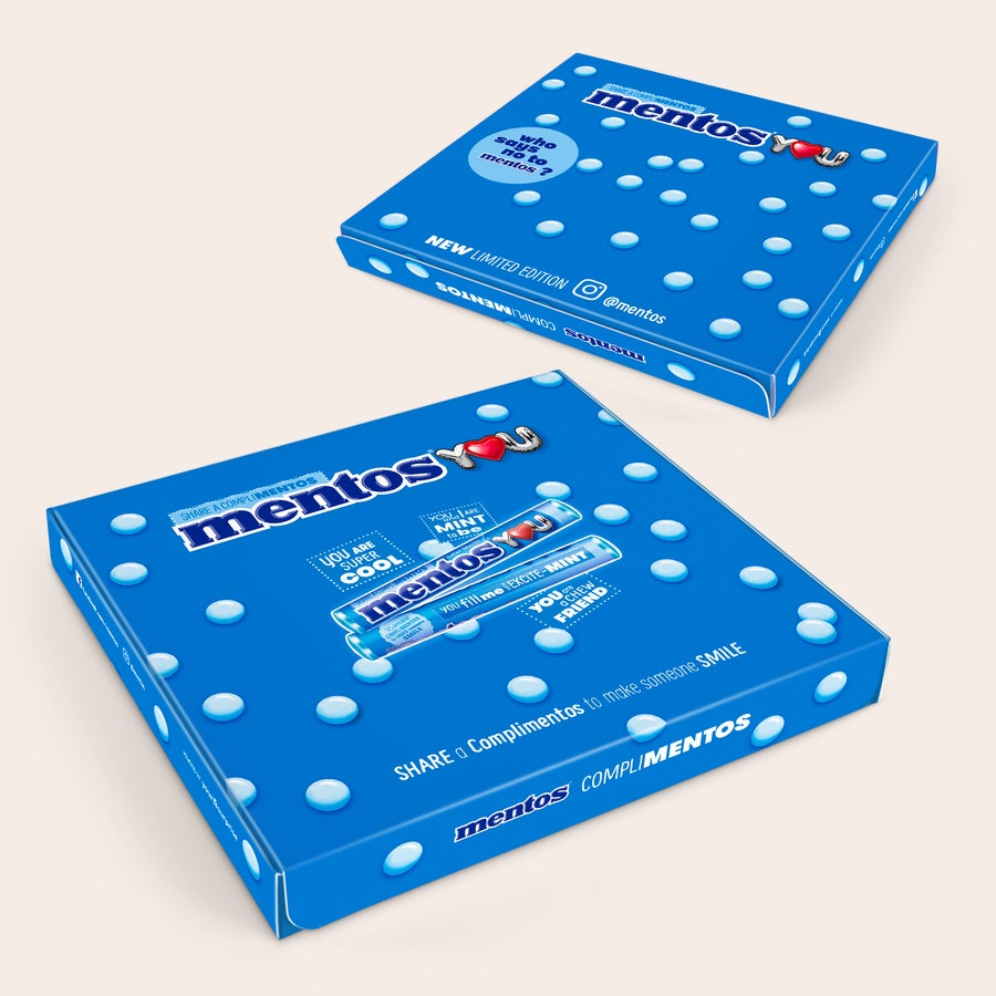 Caixa Presente Mentos Caixa de presente azul com rolos de Mentos personalizados impressos com "Mentos You" para surpreender a pessoa que adora doces.