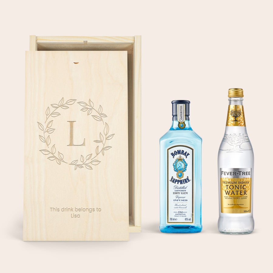 Gin e Tonic Set Personalizzato - Bombay Saphire Confezione di Gin e Tonic Bombay Sapphire con bottiglia Fever-Tree, scatola in legno incisa con l'iniziale L e il nome Lisa
