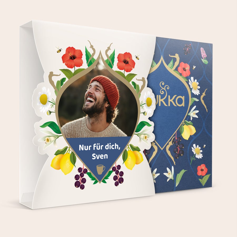 Personalisierte Pukka tea Personalisierte Pukka Tee Geschenkbox mit Foto und dem Namen Sven, gedruckt auf der Vorderseite, mit Blumen und Früchten als Dekoration.