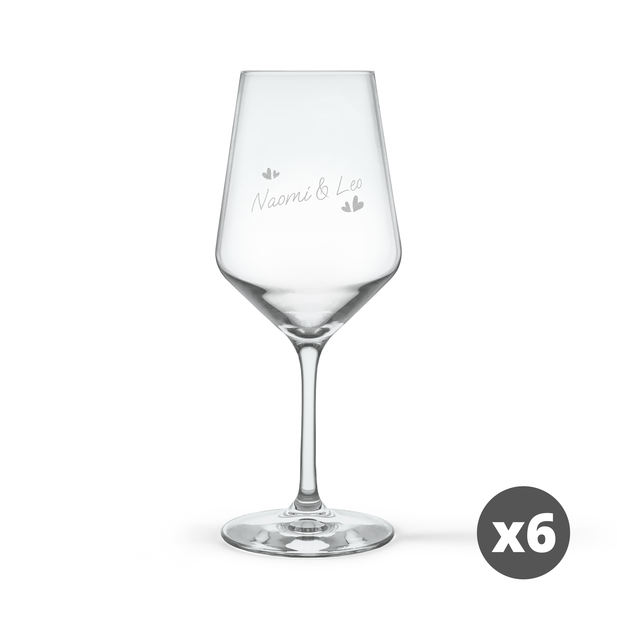 Taça de vinho de cristal personalizada, com gravação a laser do texto "Naomi & Leo" e corações, para elevar seus momentos de vinho.