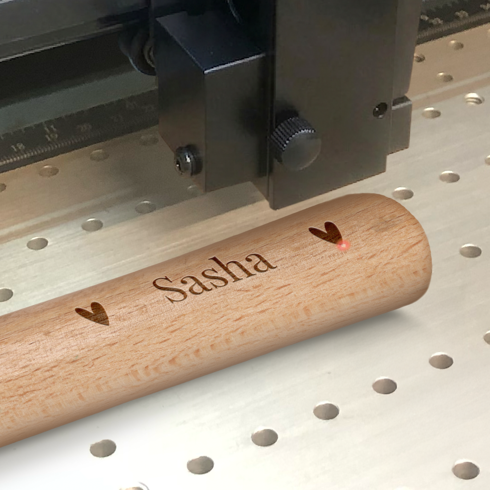 Manche en bois clair avec un marteau gravé personnalisé au nom de "Sasha" et des coeurs, idéal comme cadeau.