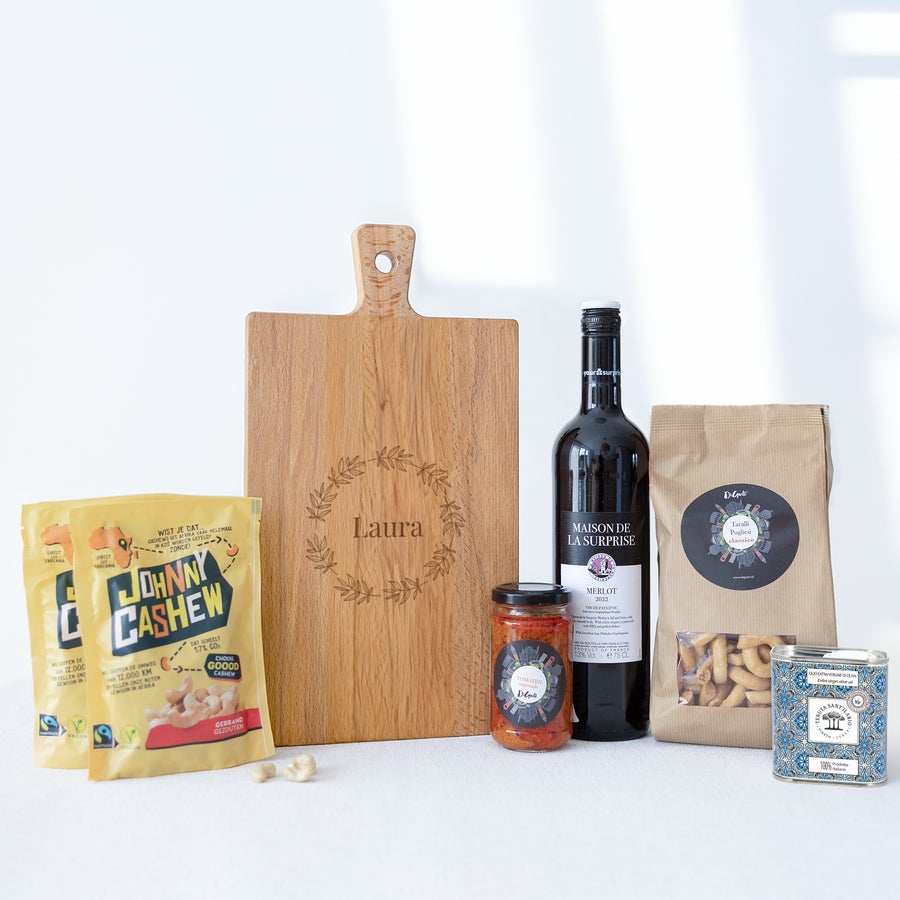 Borrelpakket met gegraveerde houten serveerplank Borrelpakket met gegraveerde houten serveerplank