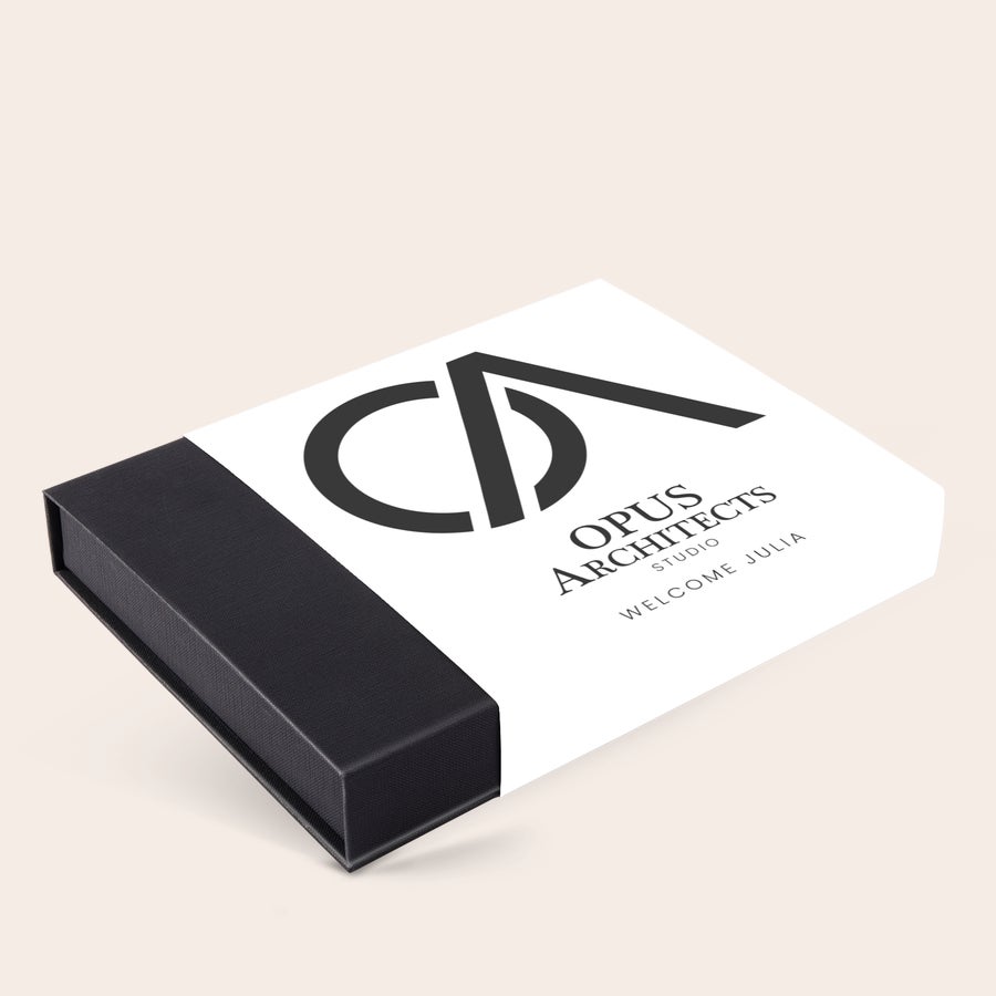 Razkošne čokolade v darilni škatli Črna personalizirana darilna škatla s čokoladami in natisnjenim logotipom "Opus Architects Studio Welcome Julia". Ustvarite sladke spomine.