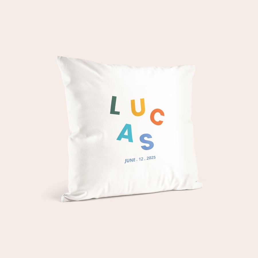Pernă de naștere Pernă de naștere albă personalizată cu nume multicolor Lucas și dată 12 iunie 2025 imprimată.
