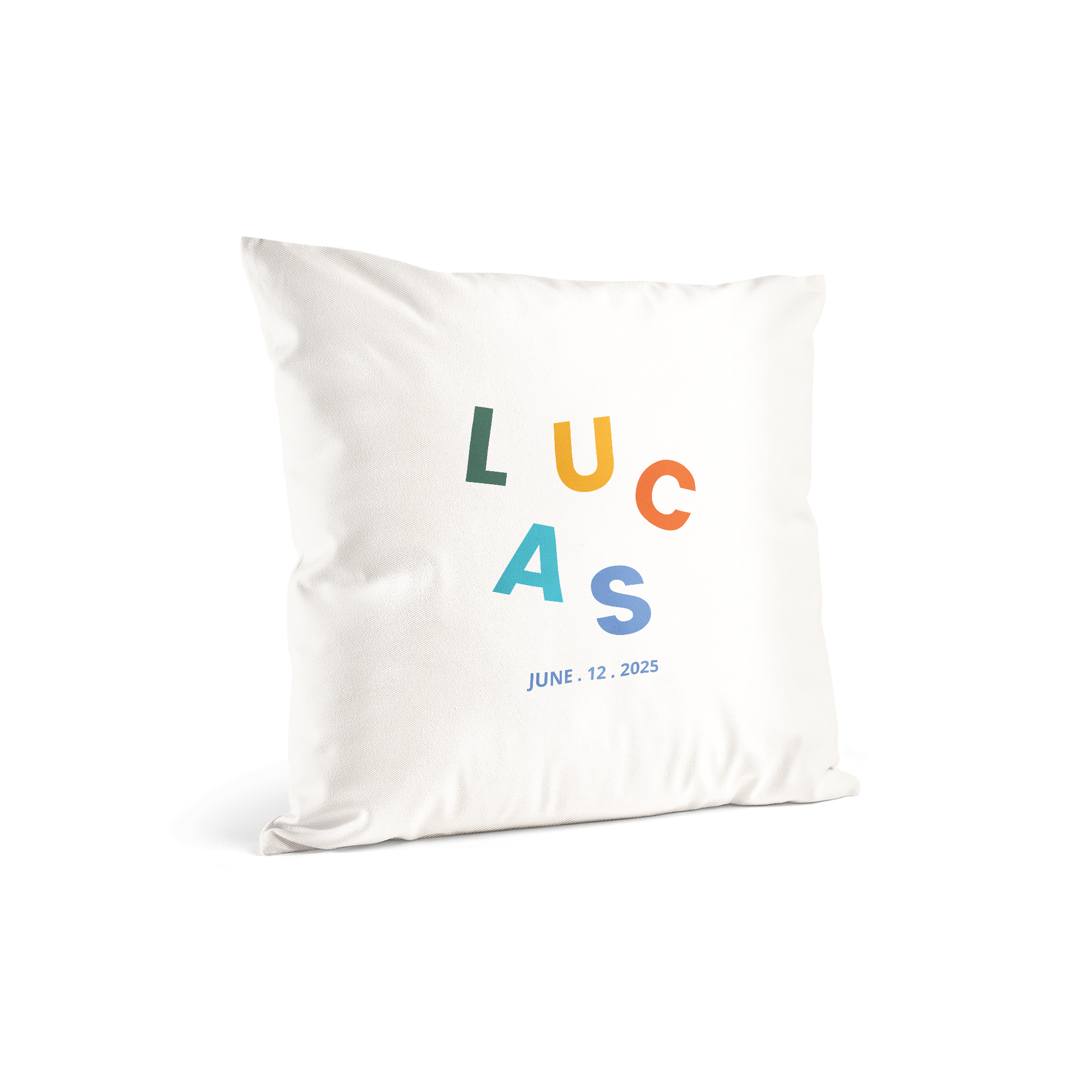 Hvid pude med trykt navn "LUCAS" i farverige bogstaver og datoen "JUNE 12. 2025" for et personligt design.