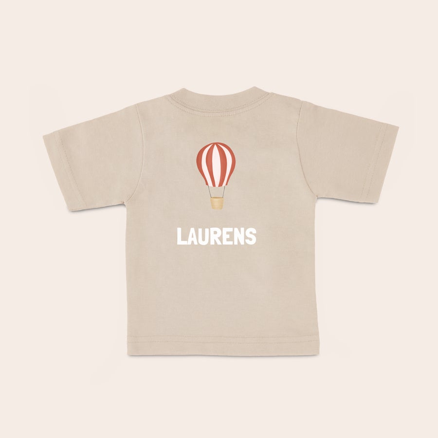 Baby shirt bedrukken Baby shirt met naam bedrukt met een rode luchtballon en de naam Laurens