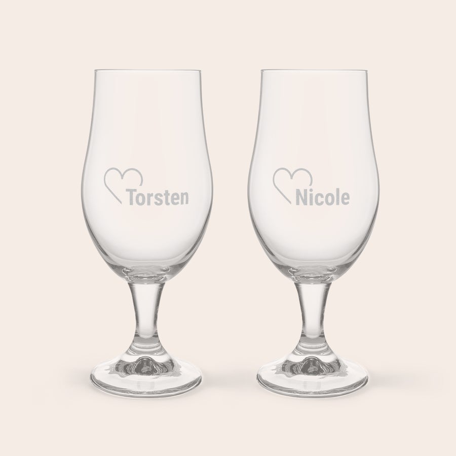 Geschenkset mit Bier, Biergläser mit Gravur, Nüsse & Flaschenöffner Geschenkset mit Bier, Biergläser mit Gravur, Nüsse & Flaschenöffner