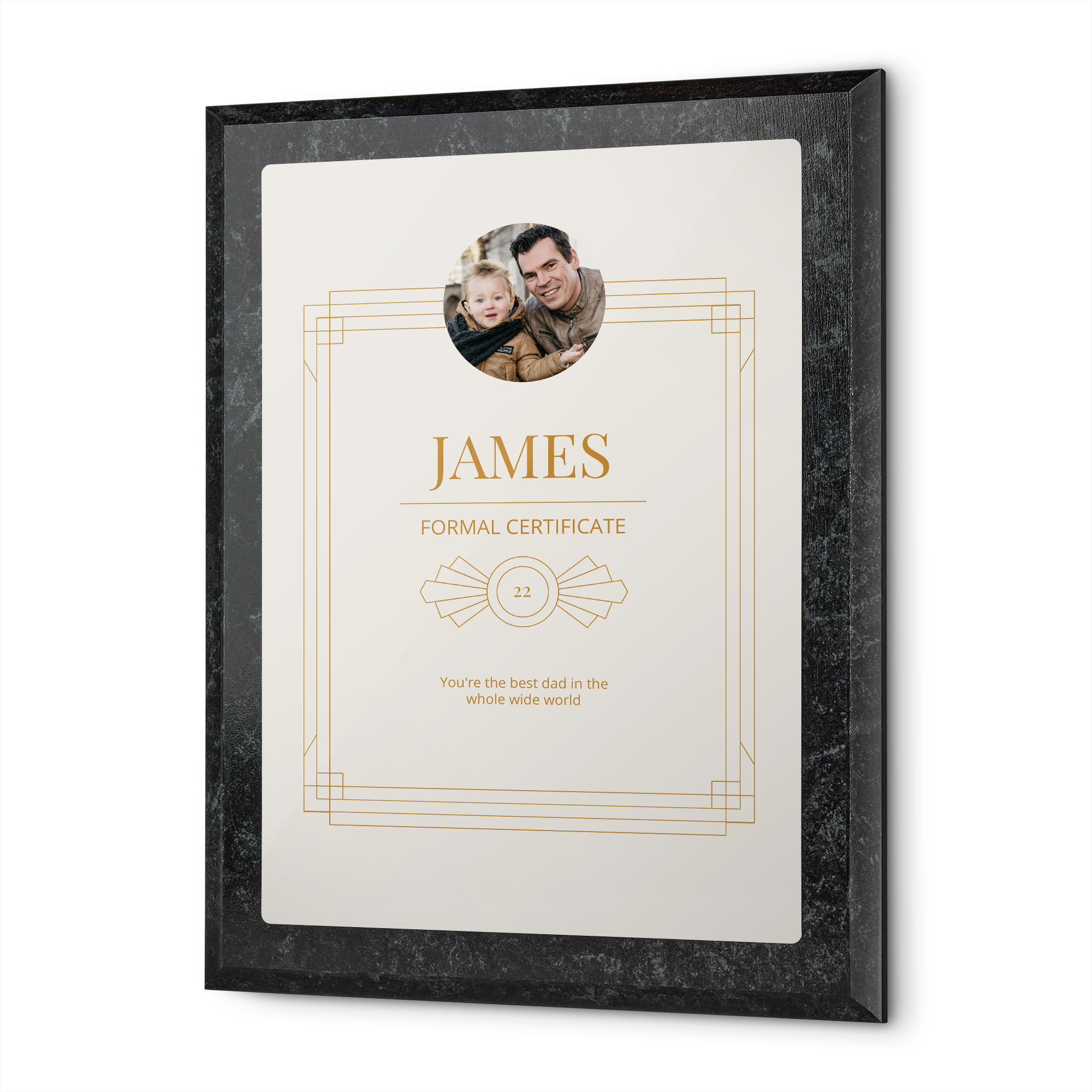 Personlig minnesertifikat med bilde av far og sønn, navn James, og teksten "best dad in the whole wide world"