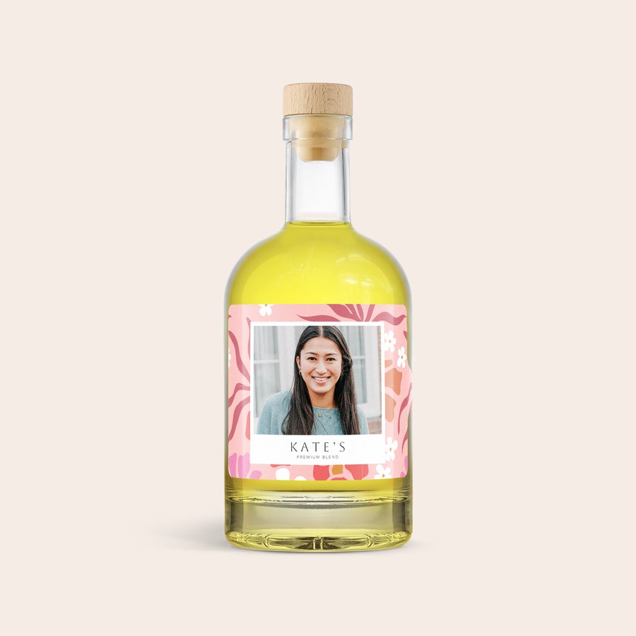 Personlig limoncello - YourSurprise Personlig Limoncello med foto och namnet "KATE'S PREMIUM BLEND" tryckt på en rosa etikett med blommor