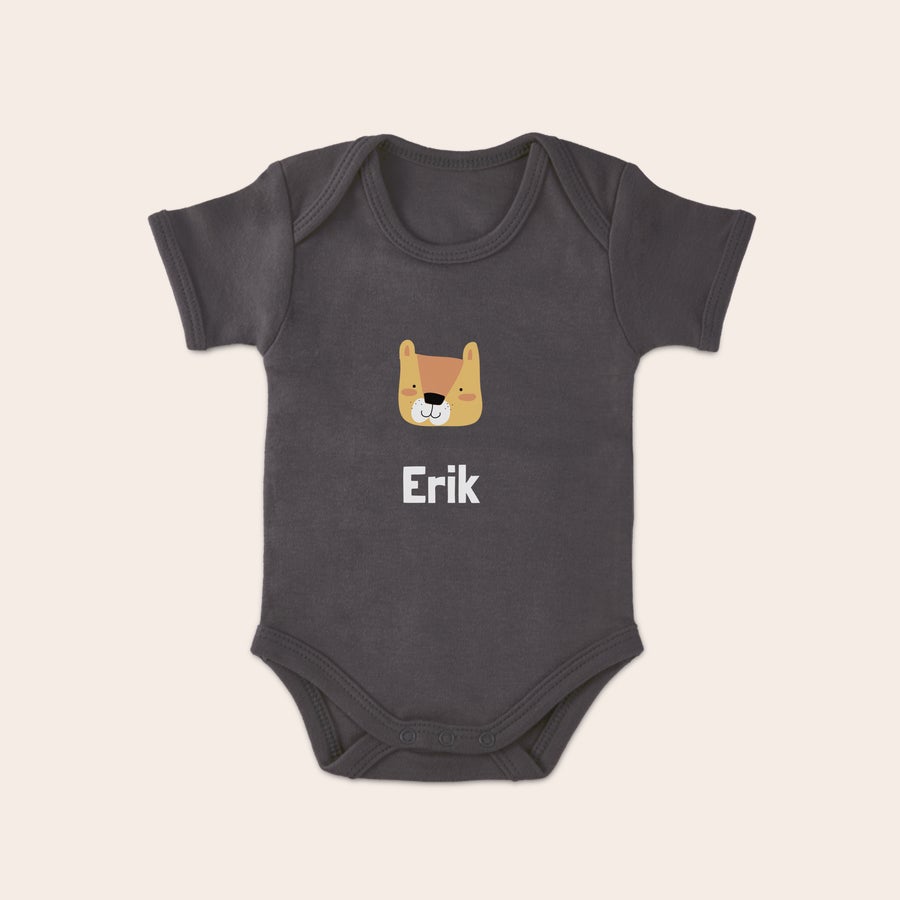 Baby Body bedrucken Dunkelgrauer Babybody, bedruckt mit einem braunen Cartoon-Tiergesicht und dem personalisierten Namen Erik darunter. Lass einen originellen Babybody bedrucken.