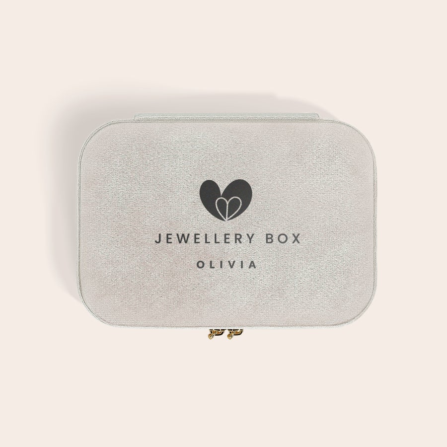 Schmuckkästchen personalisiert Rechteckiges beiges Schmuckkästchen personalisiert, bedruckt mit schwarzem Herzmotiv und dem Namen Olivia.