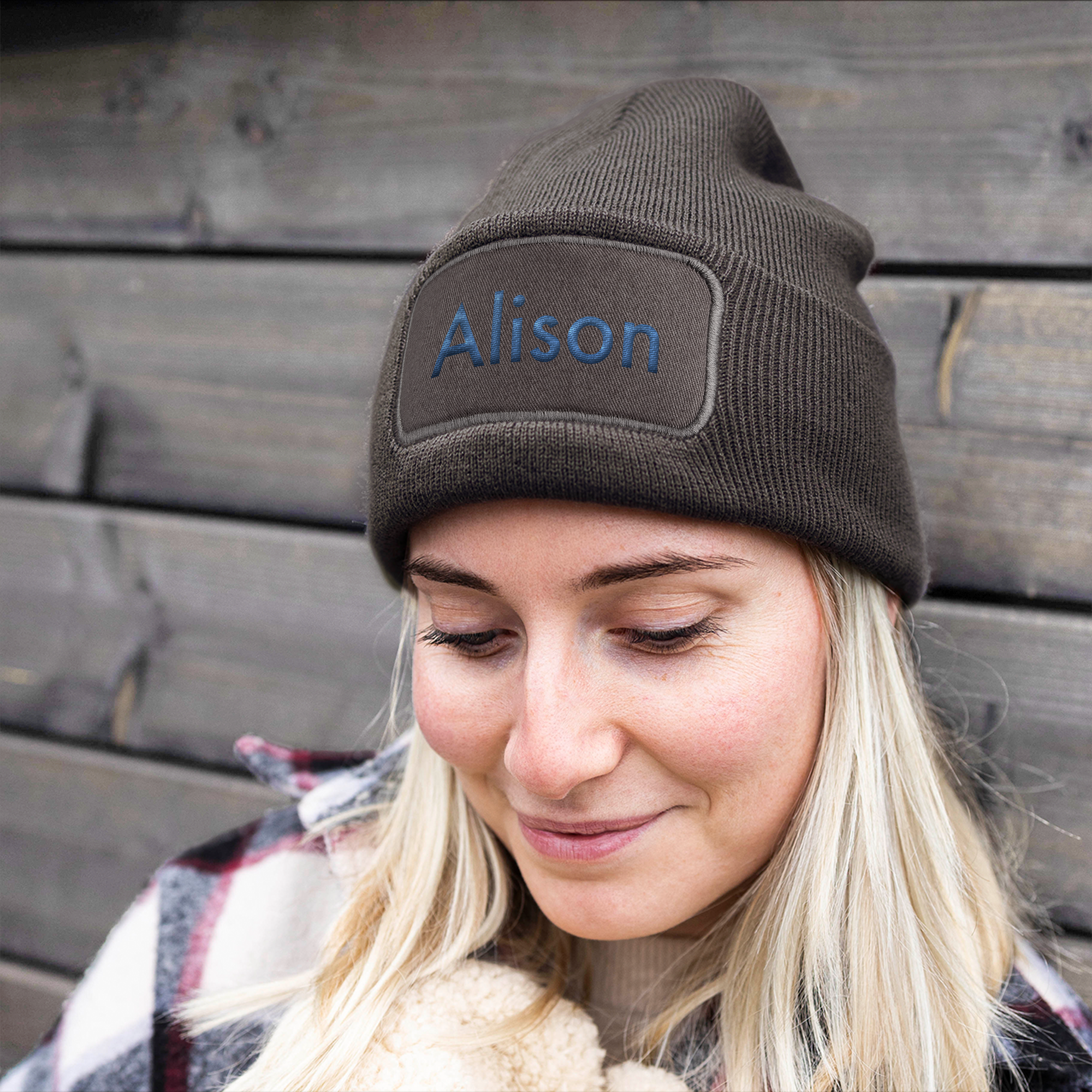 Bonnet marron avec texte brodé bleu Alison pour rester bien au chaud
