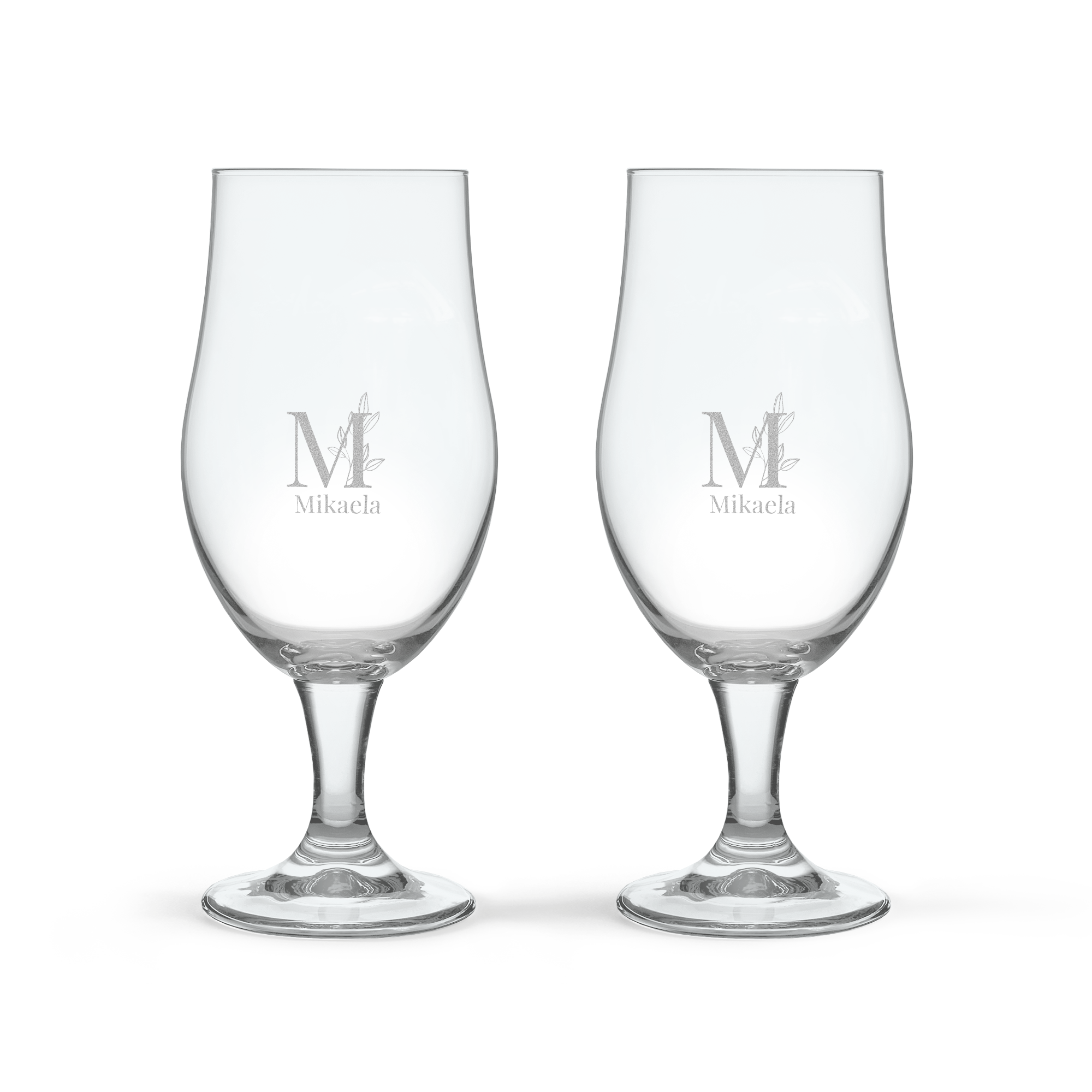 Två graverade hantverksölglas med bokstaven M med bladdetaljer och namnet Mikaela. Överraska dina nära och kära med ett graverat hantverksölglas med namnet eller texten du väljer!