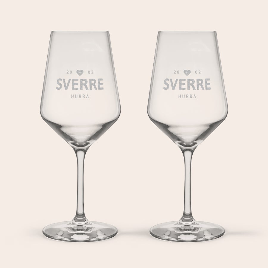 Rødvinsglass To krystall vinglass, lasergravert med navn "SVERRE", datoen 20.02, og teksten "HURRA".