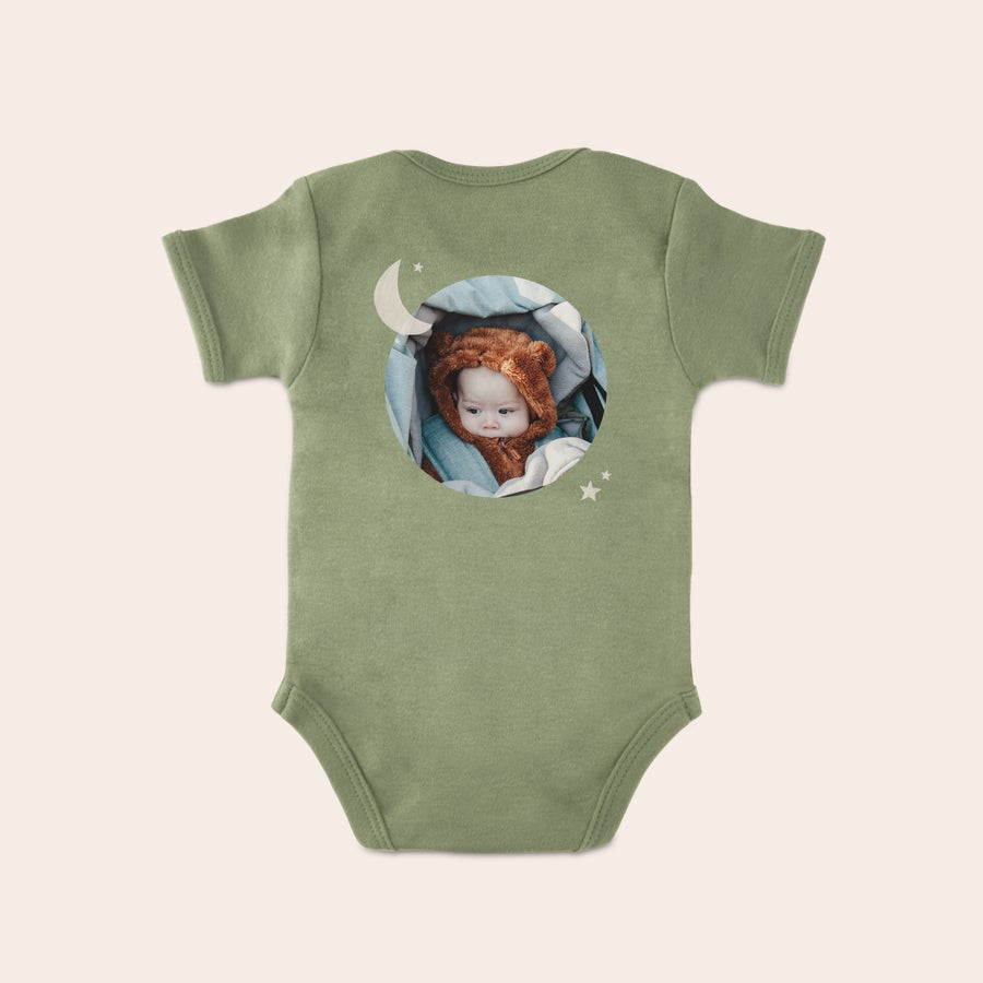 Vauvan bodysuit Oliivin vihreä potkupuku painetulla valokuvalla vauvasta, jossa kuun ja tähtien kuvio.