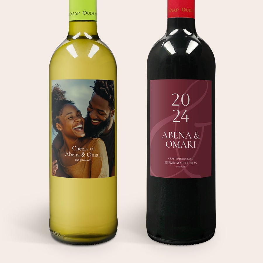 Wijn Oude Kaap wijnpakket personaliseren Twee Oude Kaap wijnen: wit met een geprinte foto van Abena en Omari, rood met '2024 Abena & Omari'.
