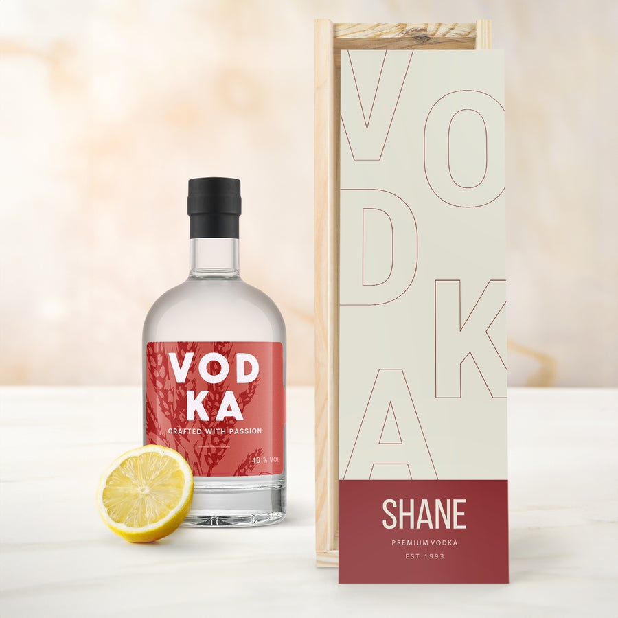 Gepersonaliseerde vodka fles Fles vodka met een bedrukte cadeaukist met de naam Shane, en een halve citroen