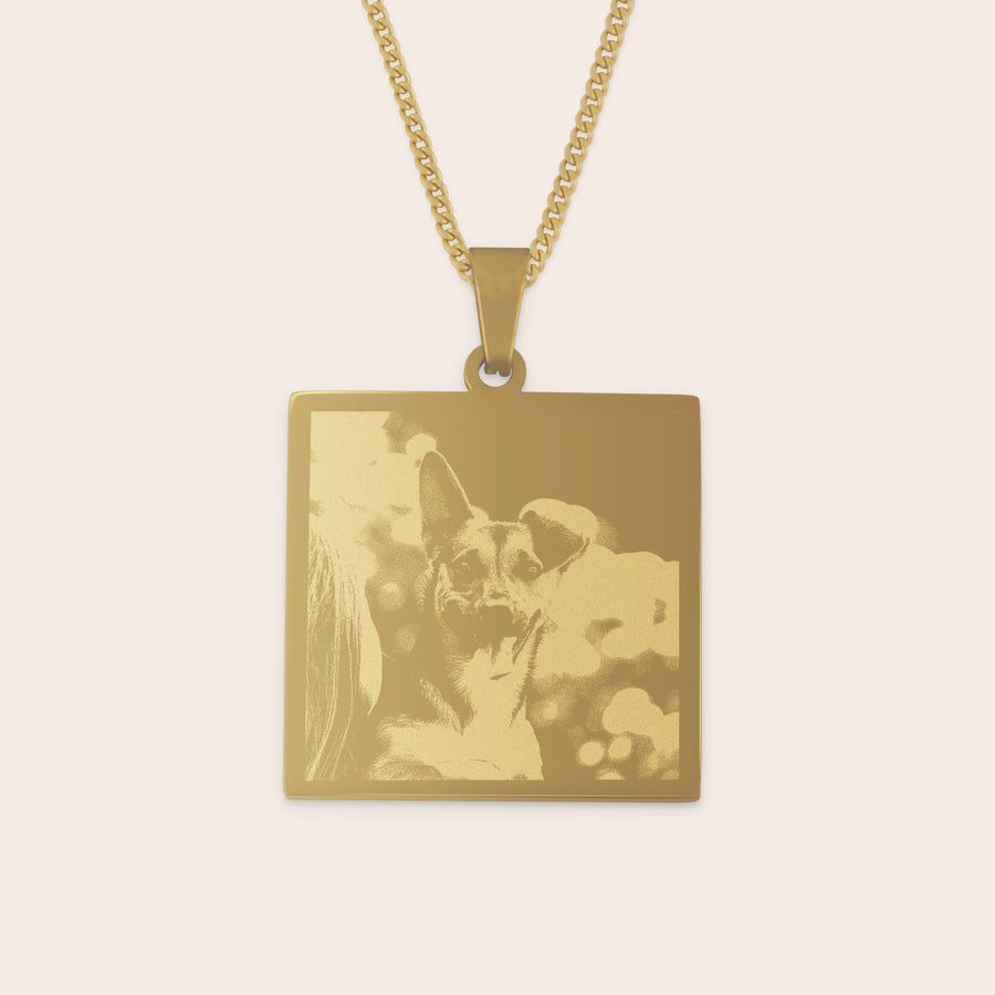 Halsband med fyrkantigt hänge Guldpläterad berlock med kedja graverad med foto av en hund och personlig text