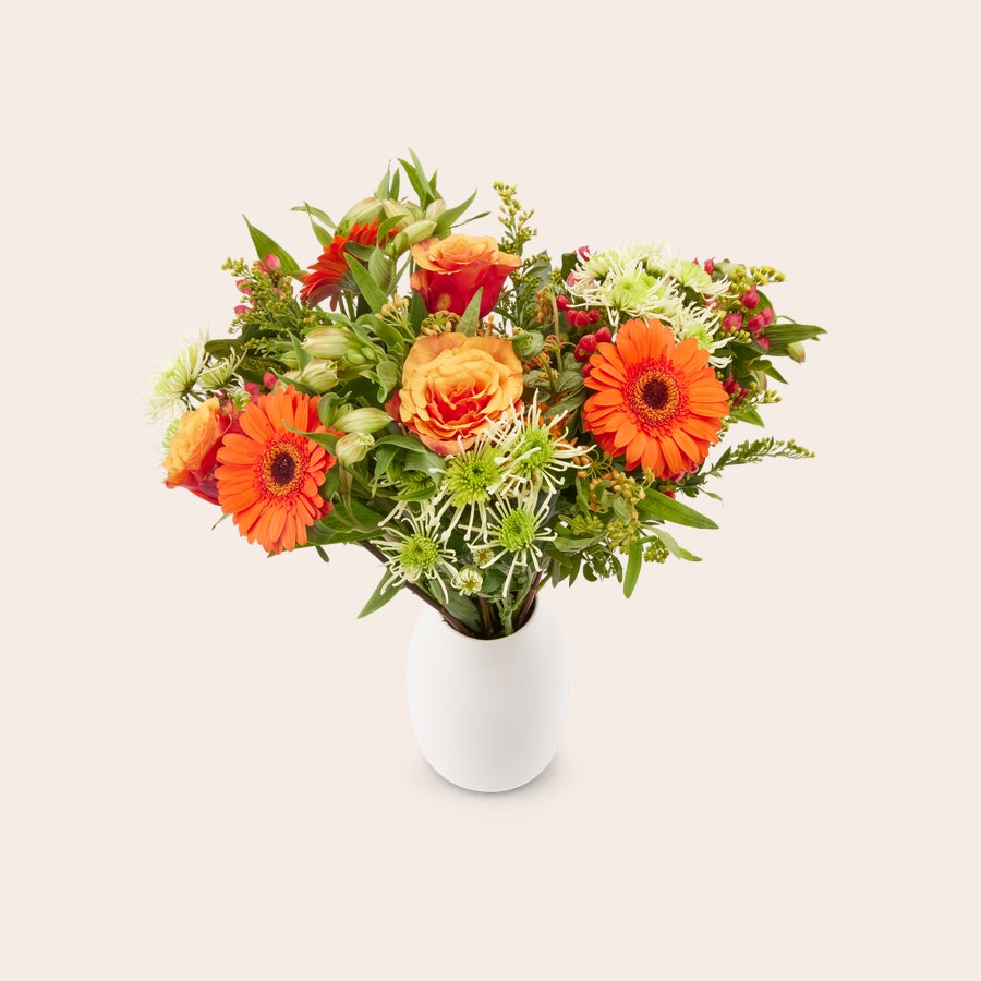 Boeket Oranje Een prachtig boeket oranje bloemen in een witte vaas, klaar om te bezorgen met een gratis cadeaukaartje.