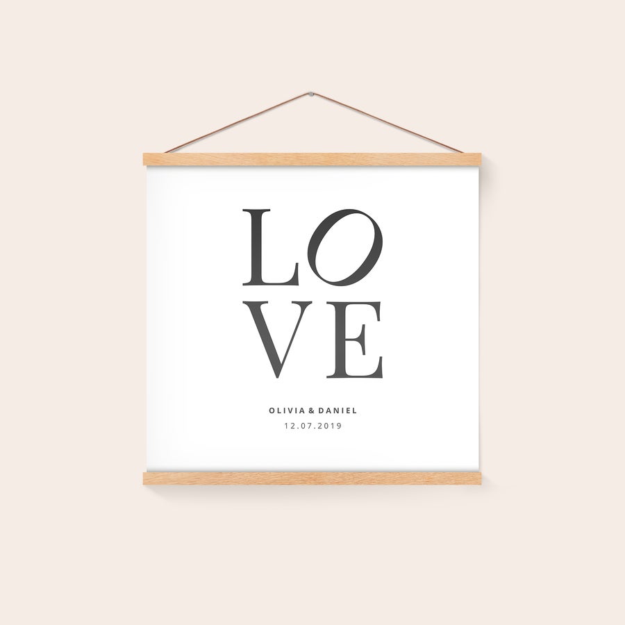 Póster personalizado com suporte Póster personalizado com a palavra LOVE impressa em preto, nomes e data. Pendurado com cabide de madeira.