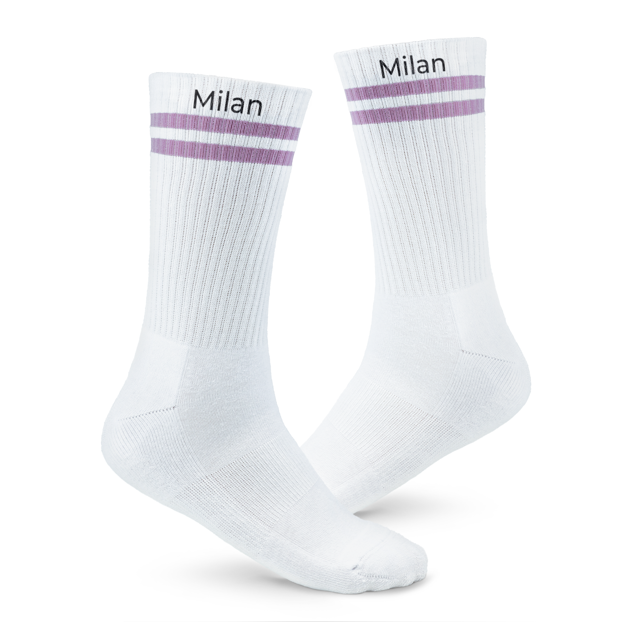Zwei personalisierte Sportsocken in Weiß mit lila Streifen und dem Namen Milan bedruckt