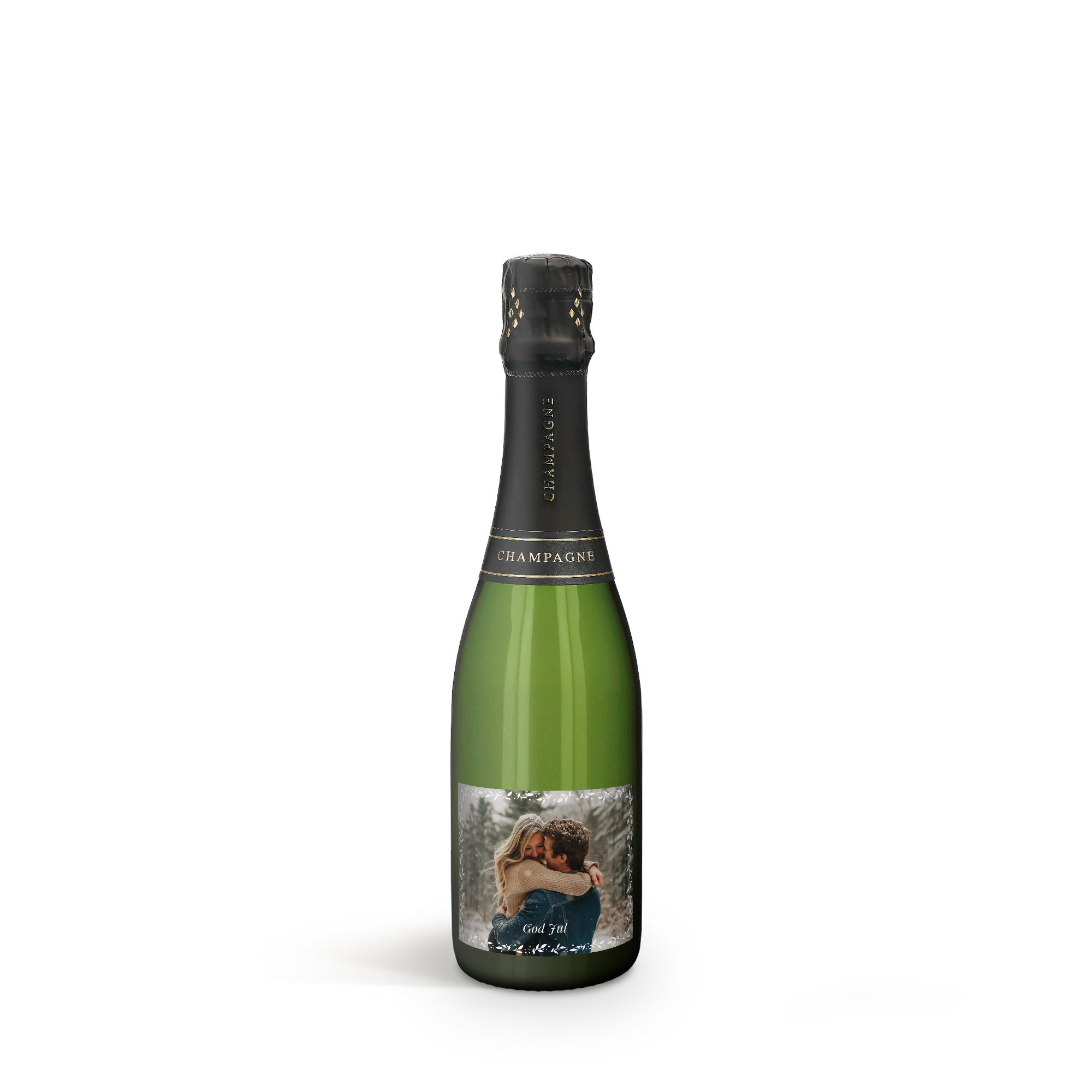 Flaska champagne med personlig etikett med ett par som kramas och texten God Jul tryckt på den