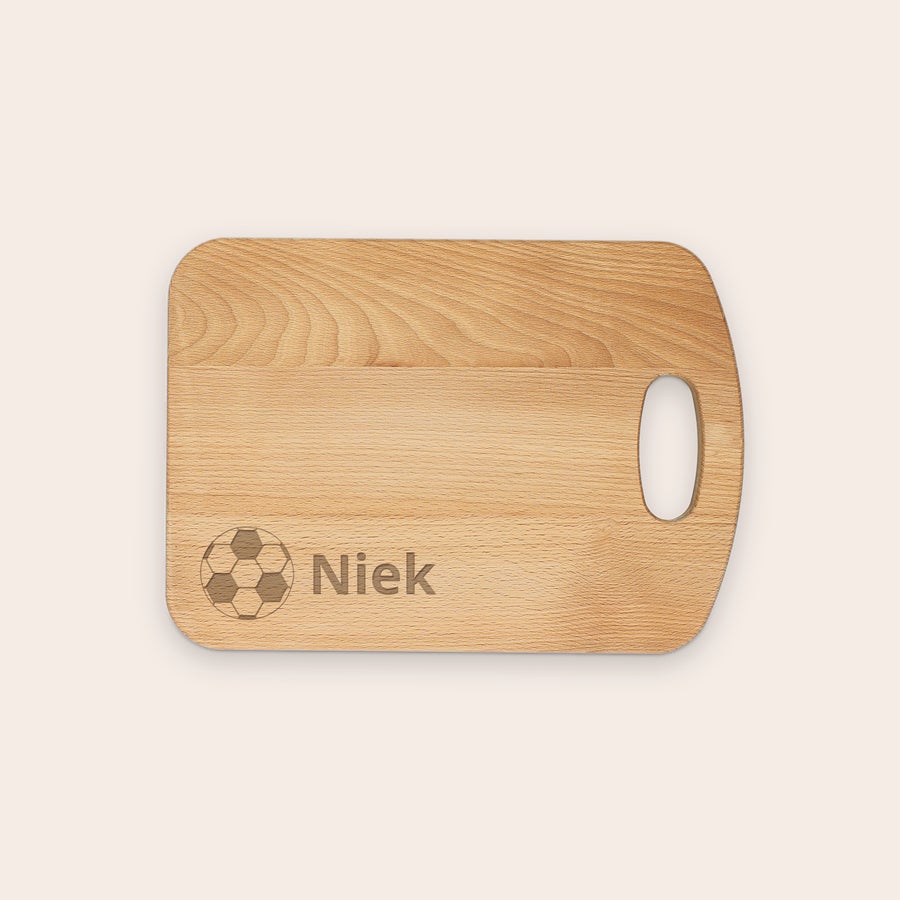 Broodplank graveren Houten broodplank met naam Niek en voetbal gravure, een gepersonaliseerde ontbijtplank