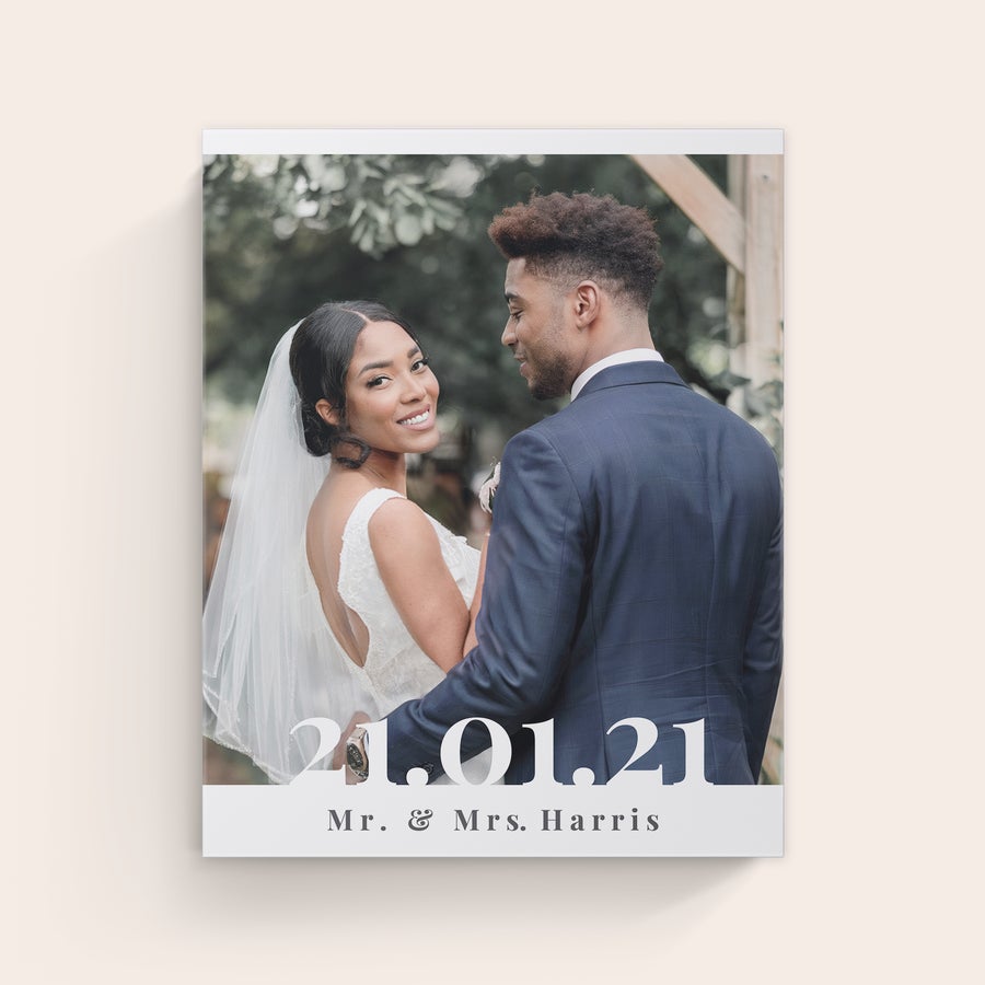 Pânză personalizată Pânză personalizată cu fotografia de nuntă a unui cuplu, tipărită cu data și numele Mr. & Mrs. Harris.