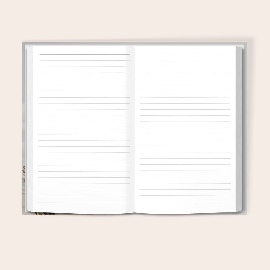 Notitieboek bedrukken Open bedrukt notitieboekje met lege gelinieerde pagina's. Dit bedrukt notitieboekje is gepersonaliseerd met een eigen ontwerp.