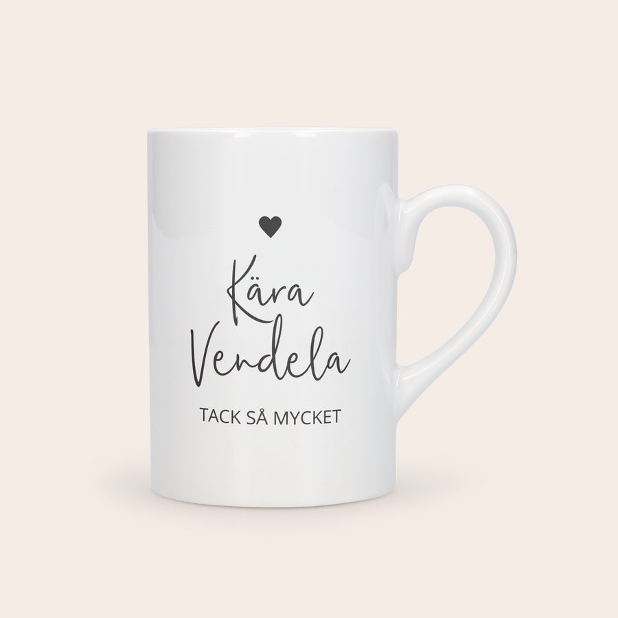 Personlig mugg för te Böjd smal mugg med texten "Kära Vendela TACK SÅ MYCKET" och ett hjärta, tryckt i din design