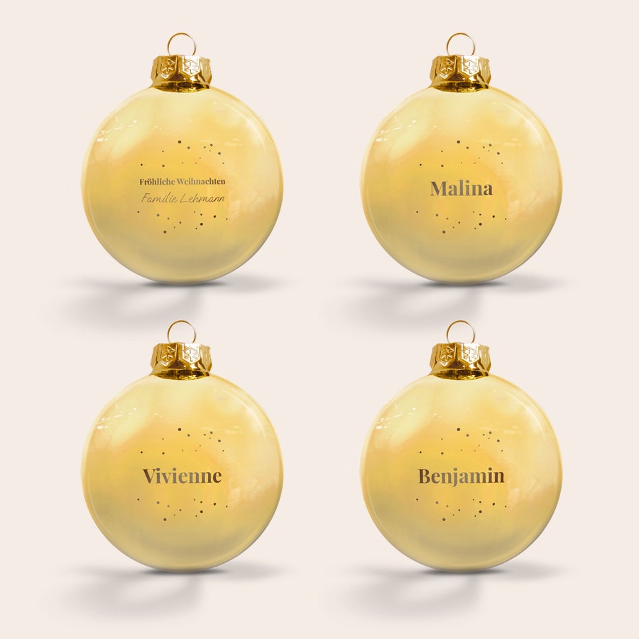 Weihnachtskugel mit Namen Vier goldene Weihnachtskugeln aus Glas, graviert mit Namen oder Texten wie "Malina" und "Familie Lehmann".