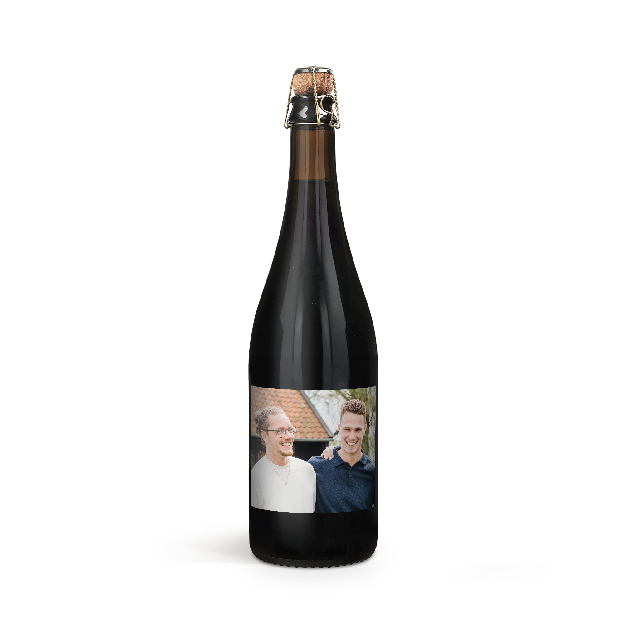 Garrafa de cerveja escura personalizada com rótulo impresso com foto de dois homens sorrindo para surpreender com um presente especial.