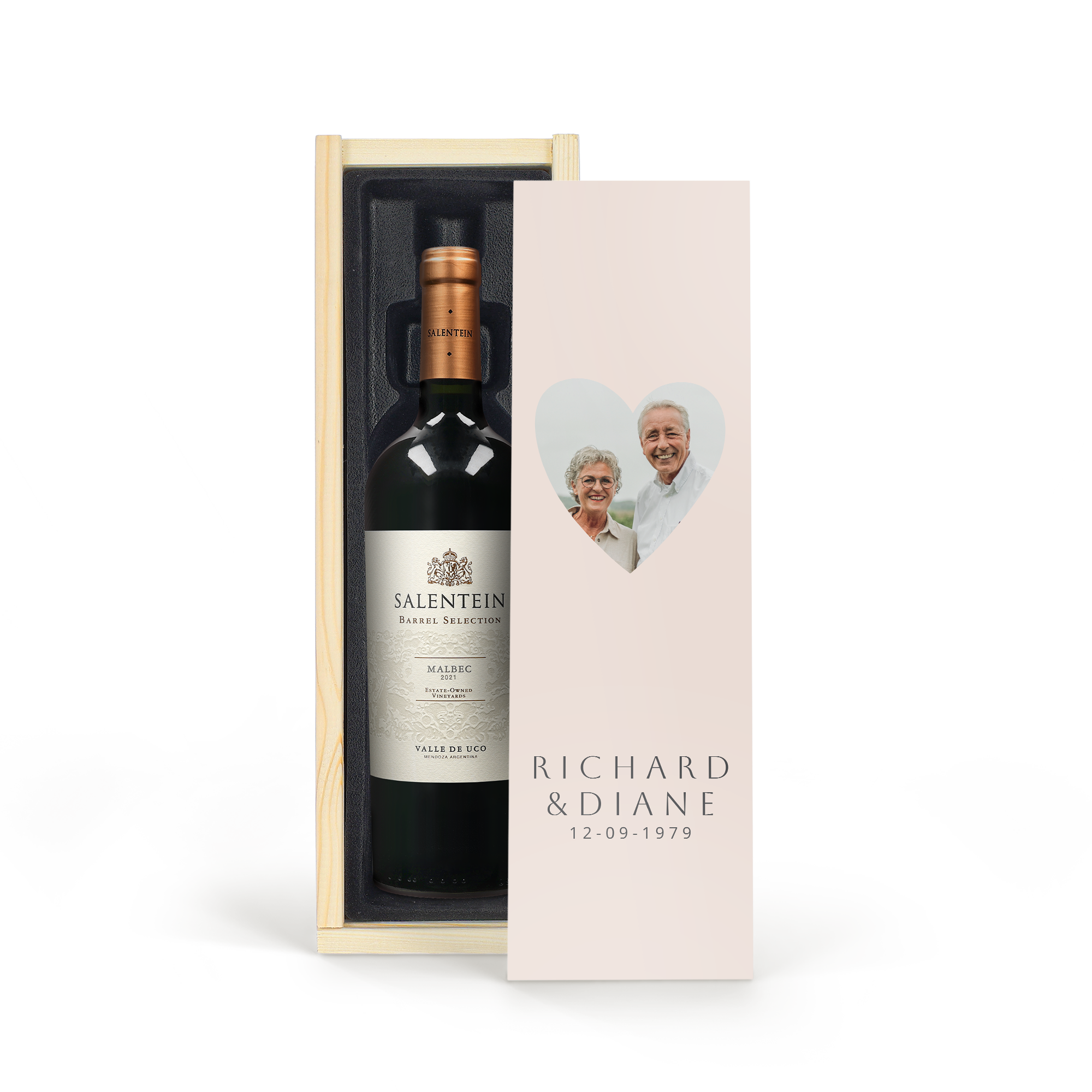 Bottiglia di vino Salentein Malbec in astuccio di legno personalizzato con foto di coppia e testo Richard & Diane 12-09-1979